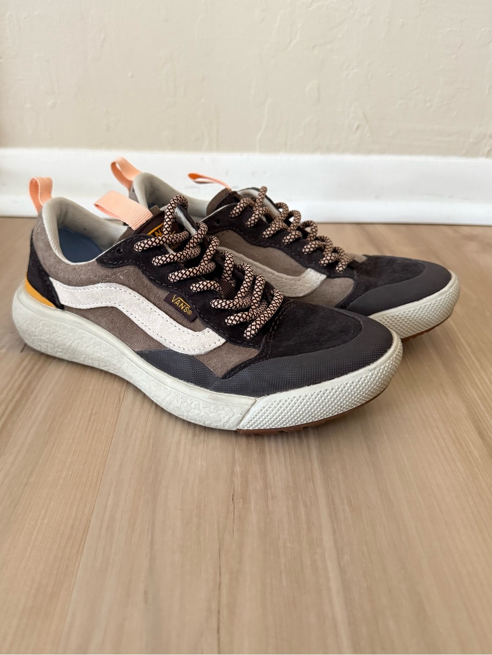 Vans Ultrarange Exo SE Suede Retro Sneakers Skate Shoes, Women’s Size 5